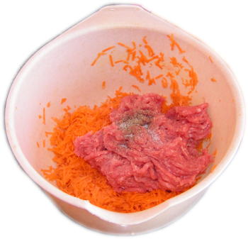 starta marchew, mi�so mielone z indyka, s�l, pieprz, plastikowa miska